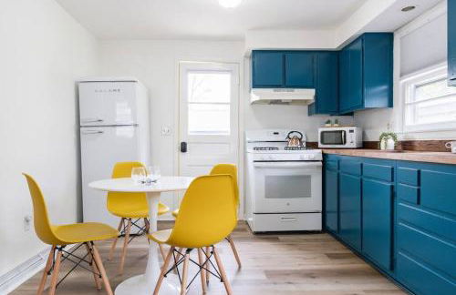 Retro Retreat: 1br home w/ WFH desk, livingroom, and fire pit - Foto 42