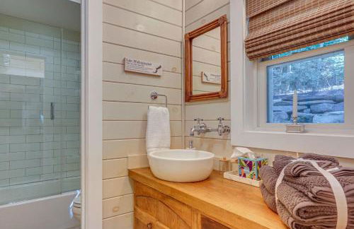 Lakefront Cottage with Dock, Hot Tub and Fire Pit - Foto 21