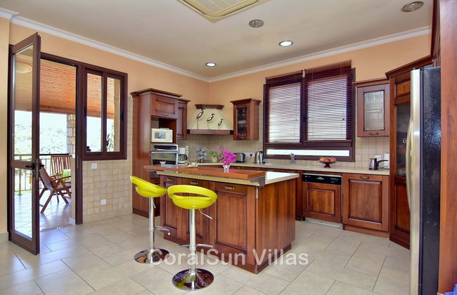 Amazing Luxury Villa, Enormous Heated Pool Jacuzzi, Gym, Games Room In Paphos, - Foto 17