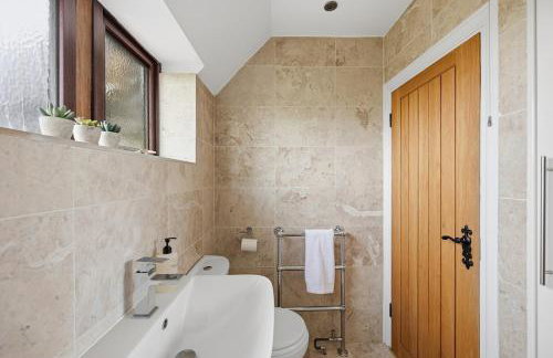 Meadow House with Driveway Parking, Spacious Garden, Fast Wifi and Smart TVs by Yoko Property - Foto 4