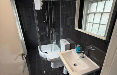 City Centre 4 Bedroom Apartment with Terrace Sleeps 10 by StaySavvy Accommodation - Foto 14