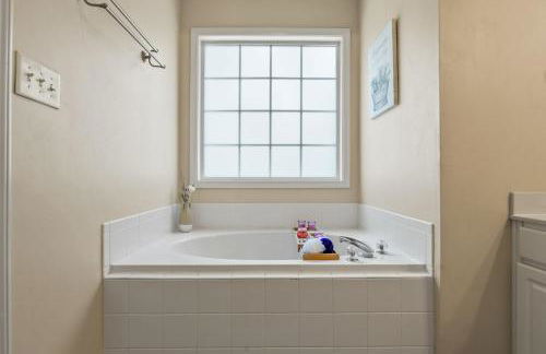 Relaxing 3BR Duplex Home w/ Pool & Patio - Foto 27