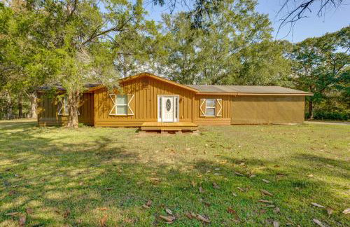 6 Mi to Main St Poplarville Cabin with Pasture View - Foto 1