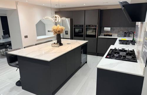 Luxury home 5 bedroom 3 bathroom games room parking - Foto 18