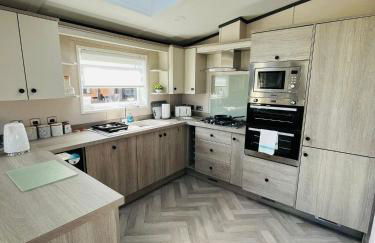 Laburnum Lodge with Hot Tub - Foto 8