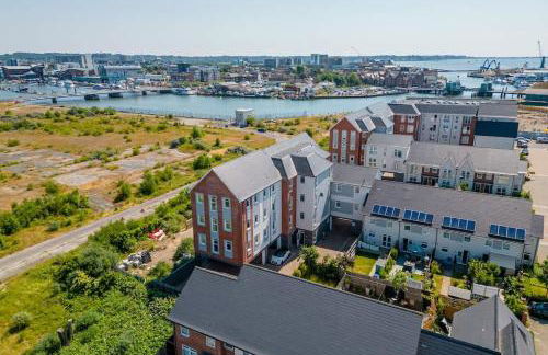 Sun-Soaked- Charming Views Overlooking the Harbour - Photo 29