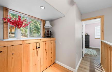 Sweet Pine Deck + Hot Tub, Cozy Modern Interior Close to Ski Resort! - Foto 47