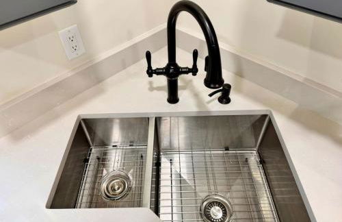 Newest Cottage Downtown. Pet Yes - Photo 31