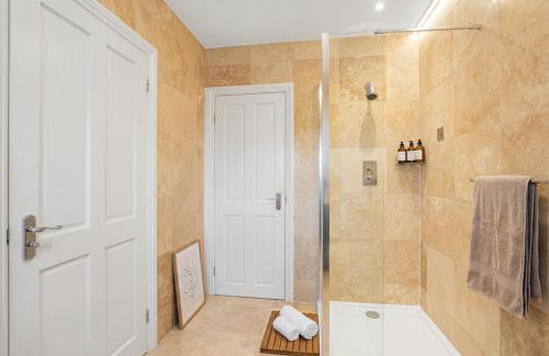 Bamburgh - Sleeps 8 - Dogs Stay Free - Enclosed Garden - Off Road Parking - Foto 4