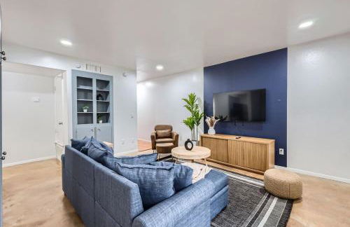 Your Airy King Suite Getaway - Sleeps 4 - Pool, Prkg - Photo 27