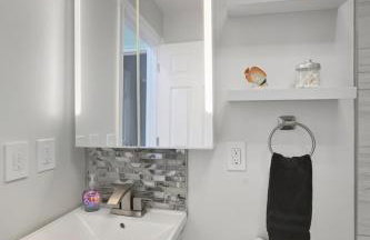 New Lakefront Getaway Private Hot Tub Min to DMC - Foto 37