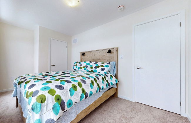 Modern 3-bedroom Oshawa Home - Photo 6