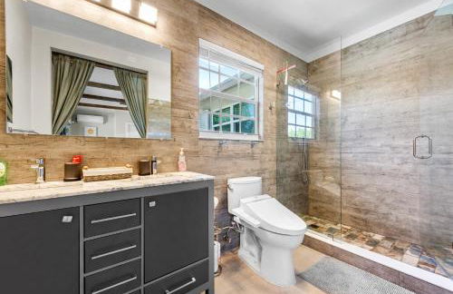 Boho Tiki Villa w Heated Saltwater Pool, King Beds & 6TVs - Photo 26