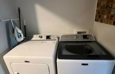 Peaceful Lakeside Retreat - Cozy 3BR Waterfront Home - Foto 15