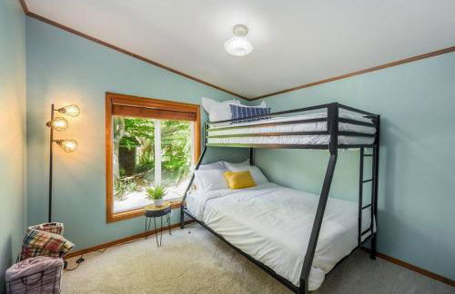 Riverfront Paradise w/ Hot Tub--Little River House - Foto 19