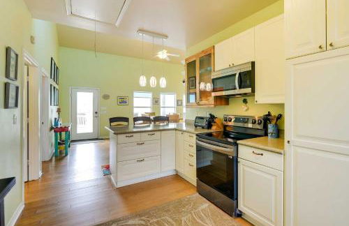 Walk to Crystal Beach! Family Retreat with Deck - Foto 12