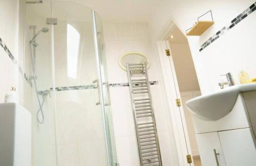 5 bedroom 3 bathroom house - Lyne Chertsey - Foto 18