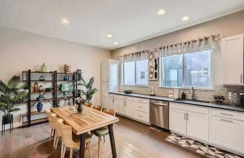 Stylish & Spacious Centrally-Located Home w/Garage - Foto 18