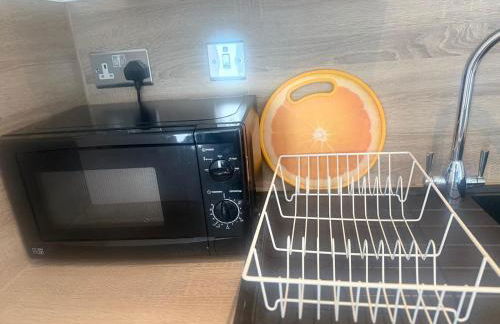 2 Beds Mint drive With Secure car Or Van Park w WiFi-Netflix No Deposit Required - Foto 23