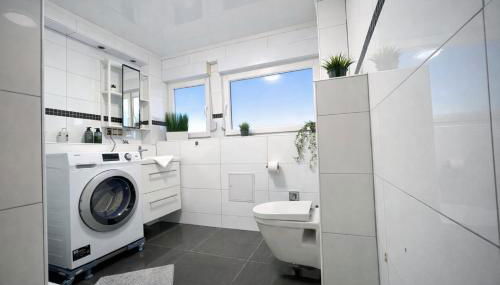 STN Kocherwald Suite - Ferienwohnung mit 4 Schlafzimmer, 8 Big Beds, Parkplatz & Balkon, Highspeed WLAN, Netflix Premium, Zentral zu Audi & Schwarz Gruppe - Foto 4, towels