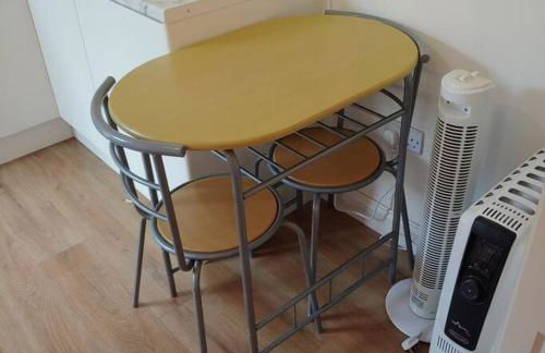 Self Contained, Double Bed Studio, private kitchen, private Bath, Walking distance to Harry Potter - Foto 6