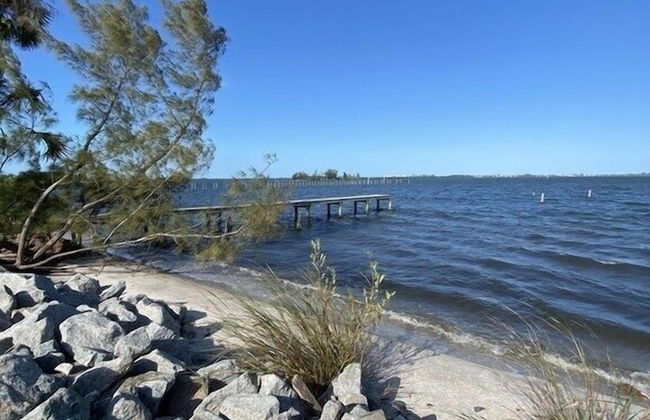 Waterfront Paradise on half an acre - Foto 1