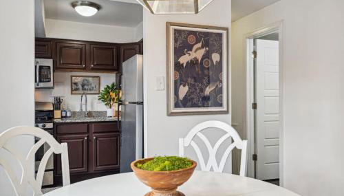 Executive 1BR King Suite - Free Parking - 5 min to DCA - 102 - Foto 3