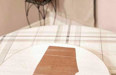 Charming Farmhouse Retreat near Downtown & University Modern Amenities, Fireplace & Porch! - Foto 21