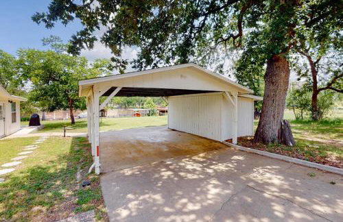 Dog-Friendly Waterfront Home with Dock, Grill, Water Views, Patio, Washer/Dryer - Photo 21