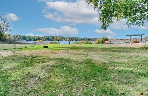 Lakefront Retreat with Views and Decks and Fire Pit - Foto 58