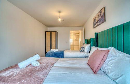 2-BR Near Salford Royal - City & Town Centre View - 1 Minute to Train & Tram Station - Sleeps 6 - Foto 45