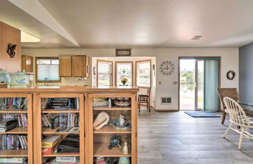 Pet-Friendly Ocean Park Home with Decks and View! - Foto 7
