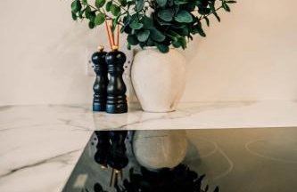 Stylish 2 Bed City Centre Apartment with Parking - Photo 18