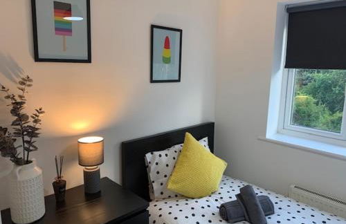 Spacious and central 4-bedroom house with parking - Foto 20