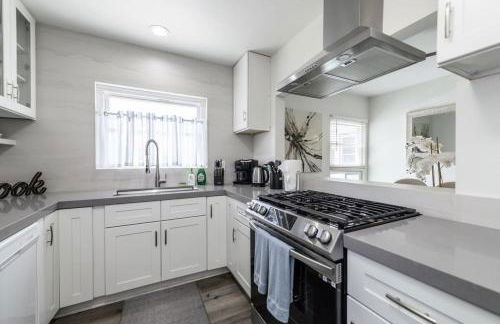 Spacious Disneyland 5 Bedroom 4 Bath House with Game Room - Photo 6