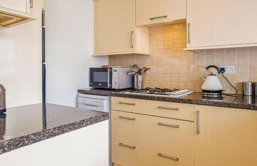 Central 2 Bed House w/ Garden and Free Parking! - Photo 98