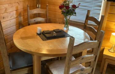 Log Cabin in the City with hot tub - Photo 2