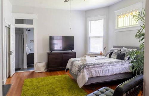 The Great Pink Lady with Huge Wrap Around Porch! - Foto 16