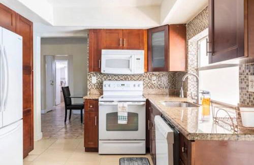 Awesome 4 bedroom pool house King bed - Foto 11