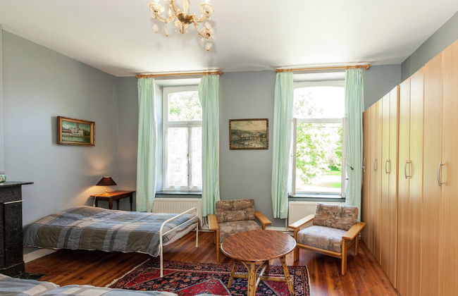 Spacious Holiday Home With Garden - Photo 19