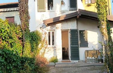 Elegant Traditional Home Steps from the Lake, with Garden and Panoramic Terrace - Photo 15