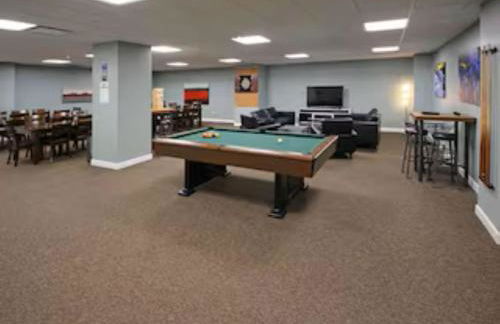 Modern Condo w/ Cathedral Views in Great Location - Foto 29