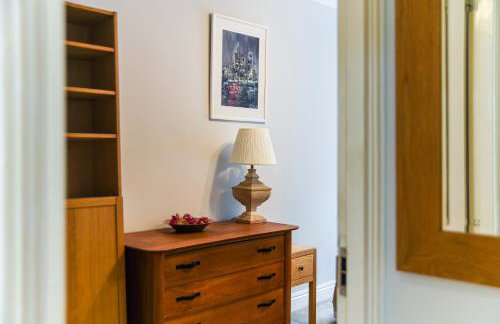 Spacious 2BR Flat with Private South Facing Terrace in West London - Foto 8