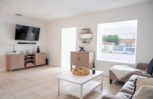 Coral Gables Home with POOL Near Airport. King beds - Foto 23