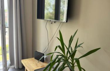 Spacious 2-Bedroom Flat Near Shops & Transport - Photo 7