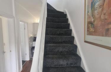 L & J ESCAPES-4 BEDROOMs SUITABLE FOR CONTRACTORS AND FAMILIES- LARGE PRIVATE PARKING-10 MINUTES TO M6 JUNCTION 9 - Photo 15