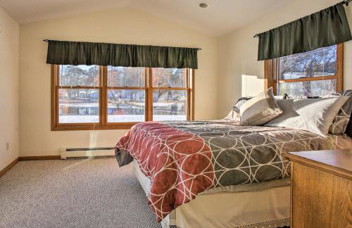 Cozy Riverfront Home with Fire Pit in Houghton Lake! - Foto 10