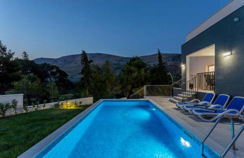 Luxe villa with pool, jacuzzi, and sauna - Foto 42