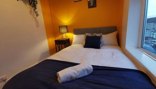 Spacious & comfy 4 bed house, 6 Beds, Free Private Parking & Wifi - Foto 5