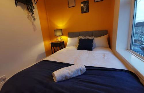 Spacious & comfy 4 bed house, 6 Beds, Free Private Parking & Wifi - Foto 5